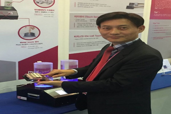 Wujung Hightech has recently finished developing a metal-touch solution ‘TOS (Touch on Steel’ that implements a same maneuver as an electrostatic capacity method on a surface of a variety of quality of material such as metals and others and commercialized it. CEO Kim Soo Ho of Wujung Hightech is demonstrating TOS that was implemented on a curved surface of a metal.
